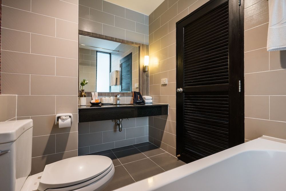 Hotel J Residence Deluxe King Room 5