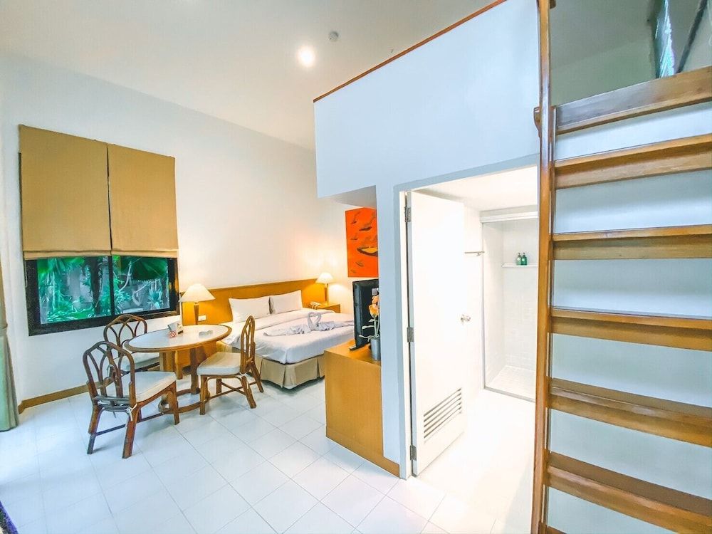 Nern Chalet Beachfront Hotel Deluxe Duplex 3 Pax 4