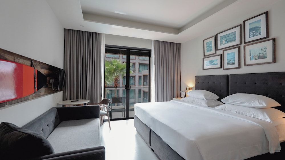 Deluxe Room, Pool View