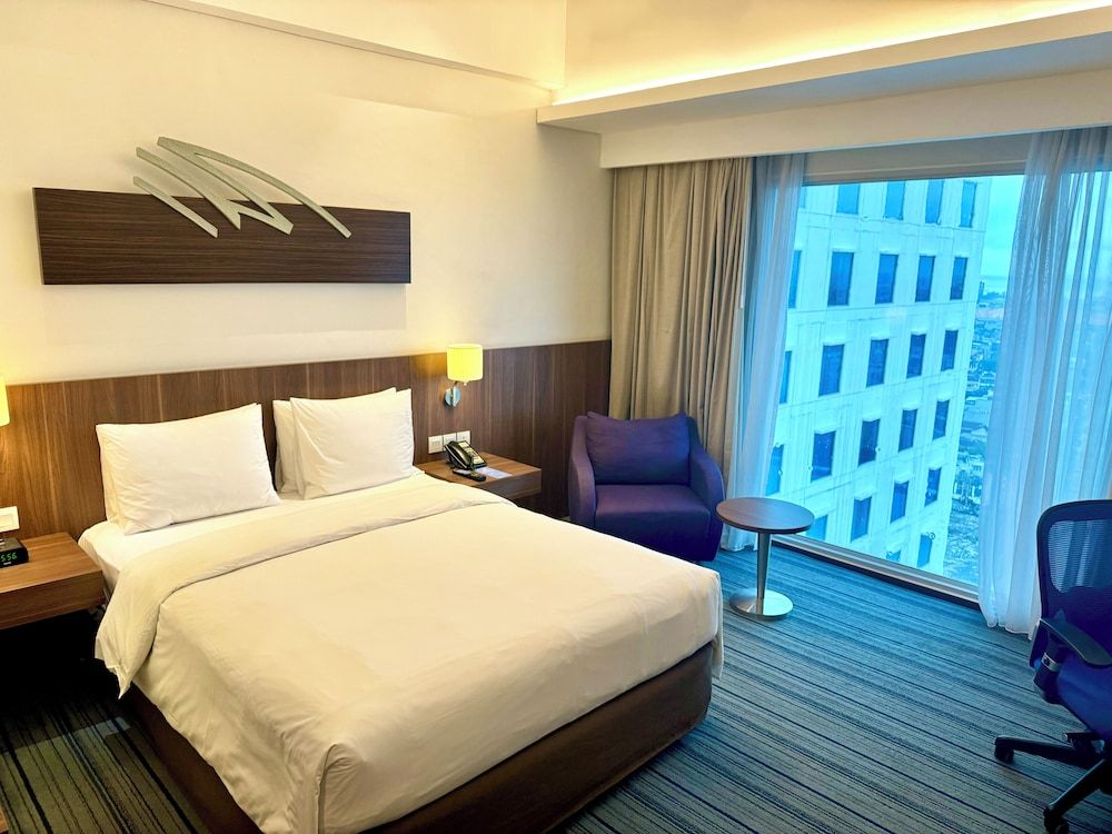 Standard Room, 1 Queen Bed (High Floor with Free Breakfast)