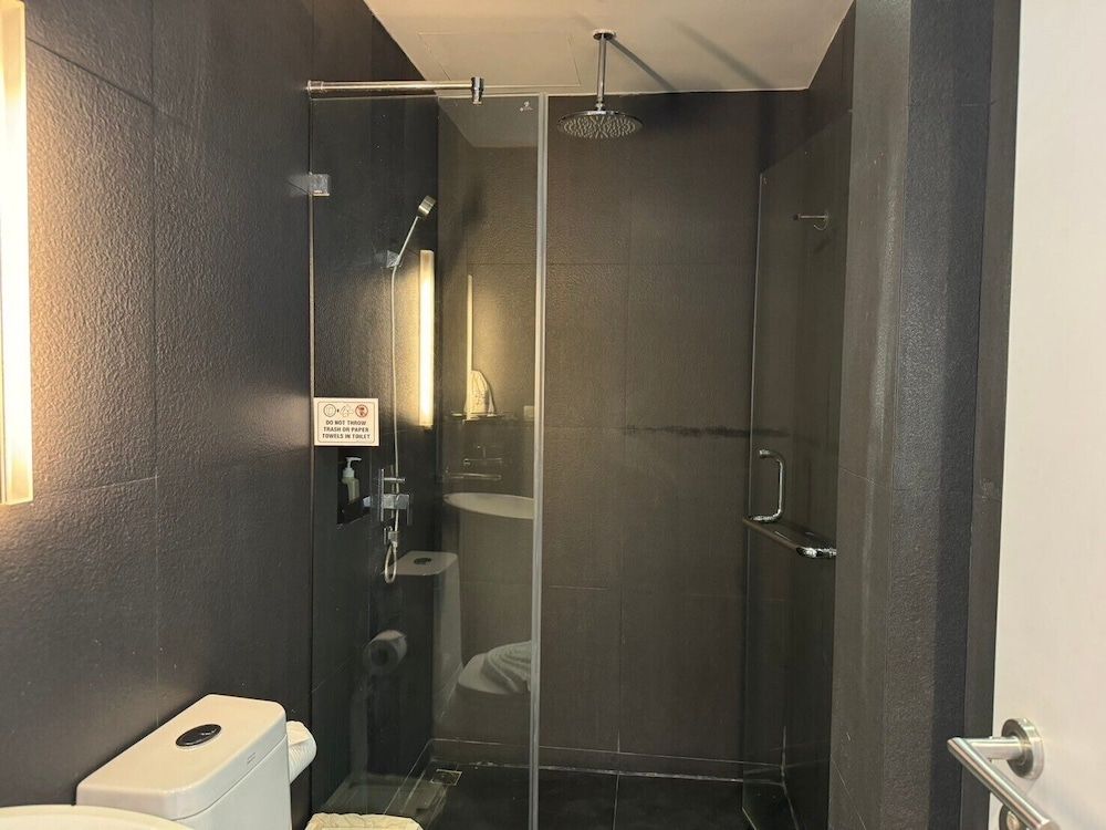 Beat Hotel Bangkok Deluxe King Room 17