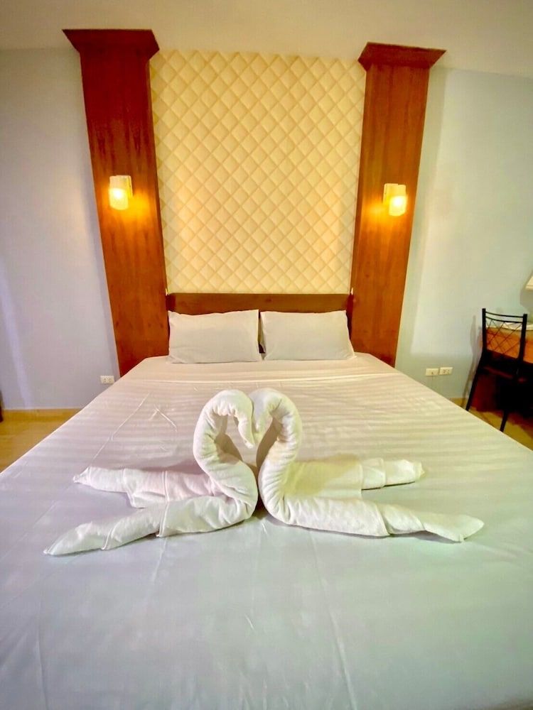 Green Beach Pattaya Standard Room, King Bed 10