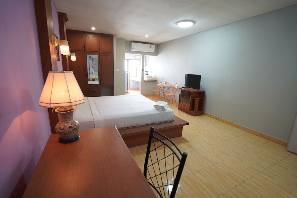 Green Beach Pattaya Standard Room, King Bed 17