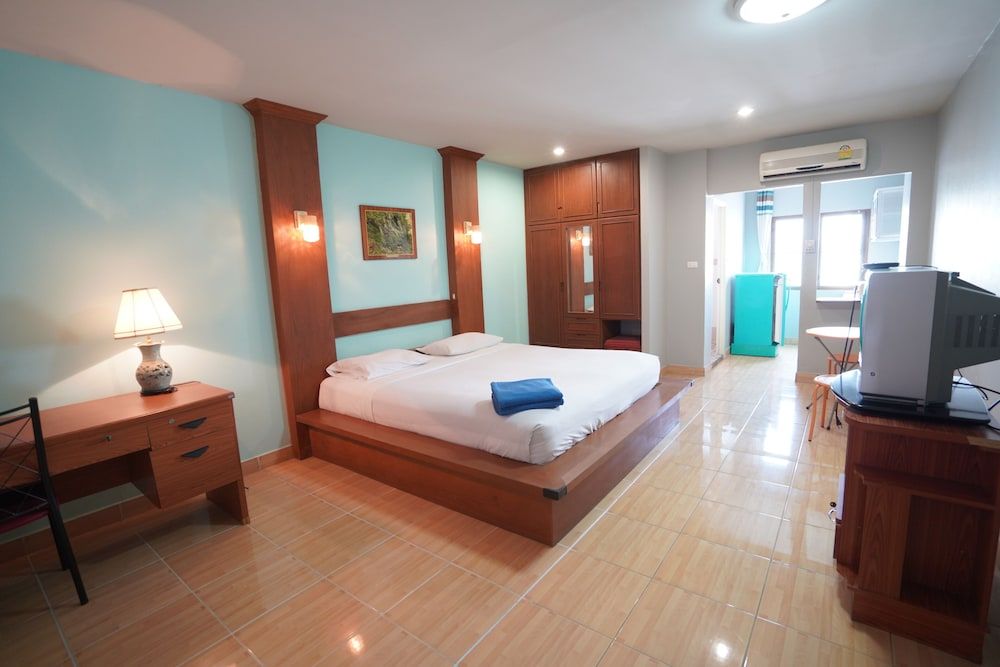 Green Beach Pattaya Standard Room, King Bed 7
