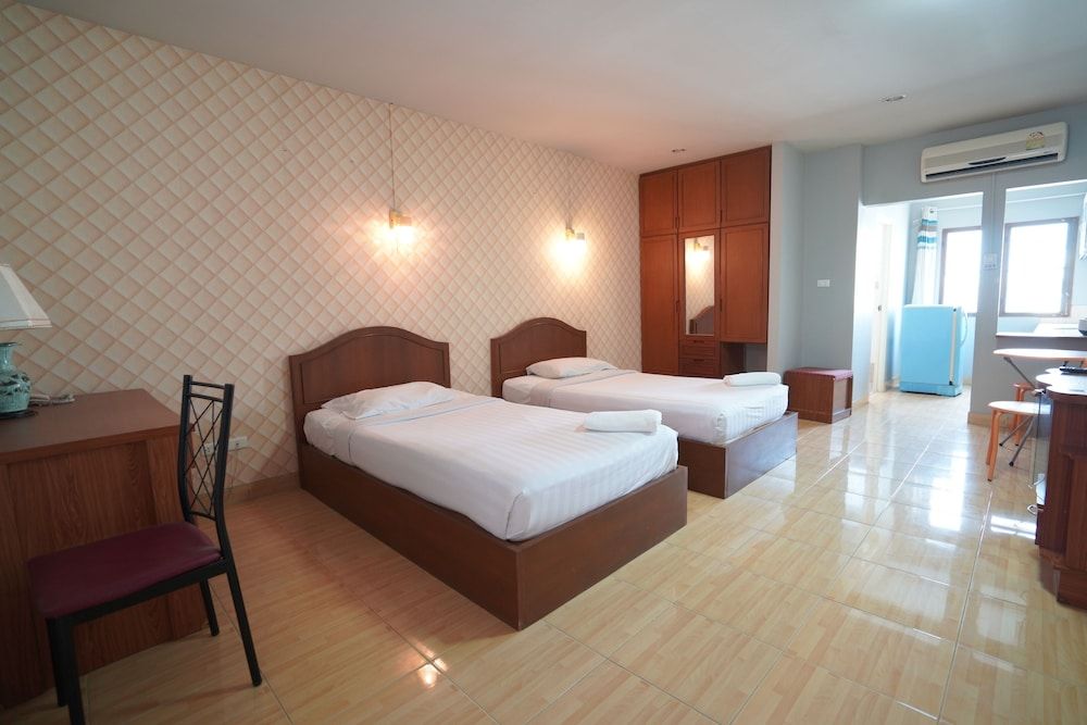 Green Beach Pattaya Standard Room, King Bed 2