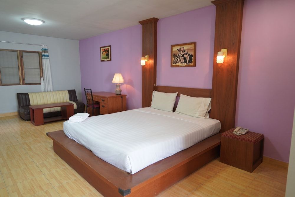Green Beach Pattaya Standard Room, King Bed 5