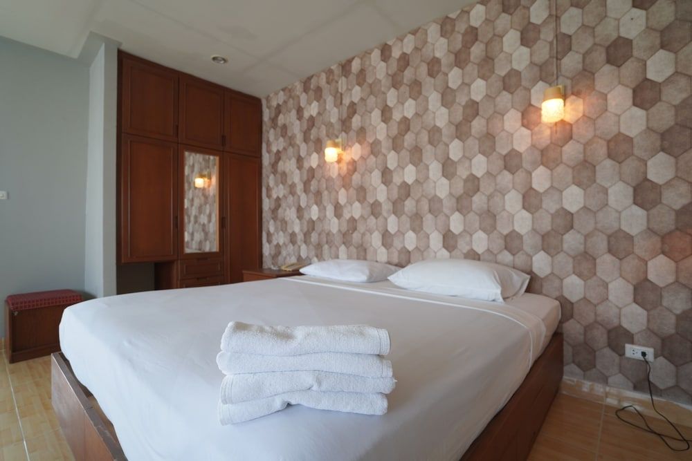 Green Beach Pattaya Standard Room, King Bed