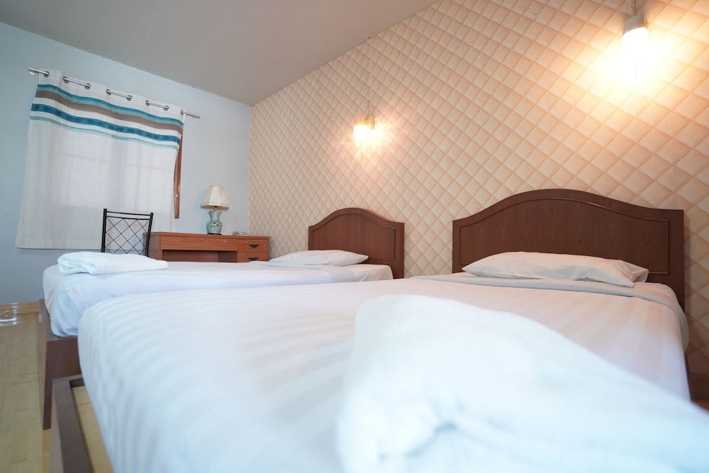 Green Beach Pattaya Standard Room, King Bed 4