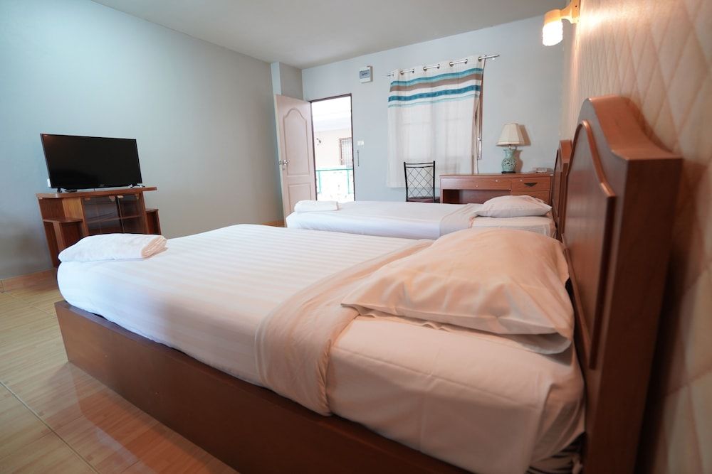 Green Beach Pattaya Standard Room, King Bed 3