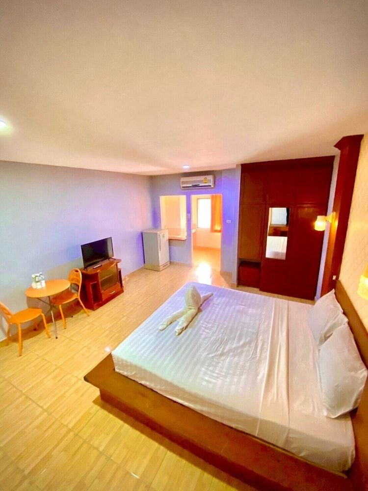 Green Beach Pattaya Standard Room, King Bed 9