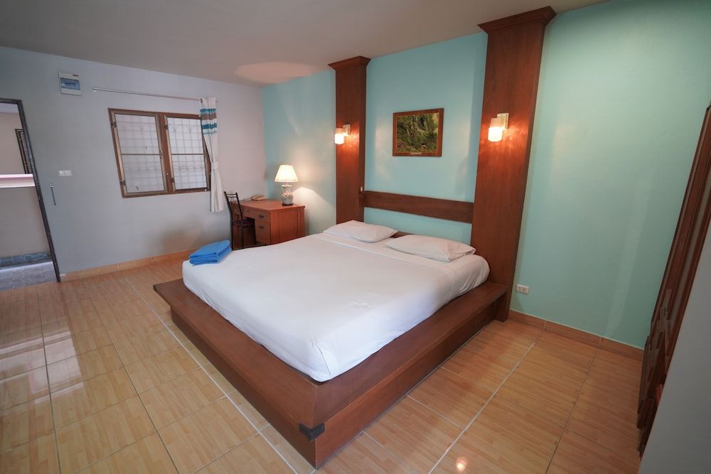 Green Beach Pattaya Standard Room, King Bed 8