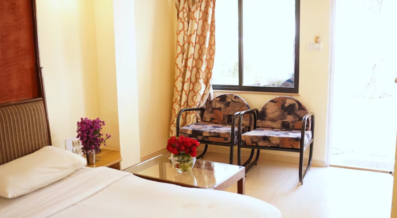 The Bharat Hotel Deluxe Double Bed (Couple Room) 3