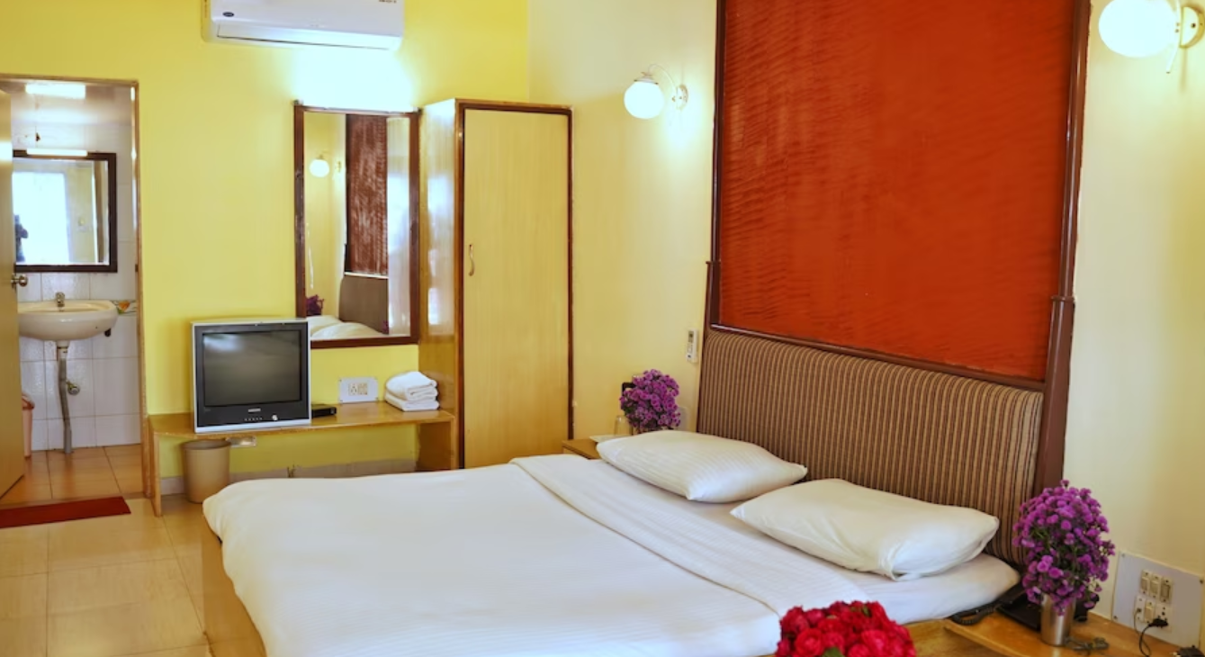 The Bharat Hotel Deluxe Double Bed (Couple Room) 2