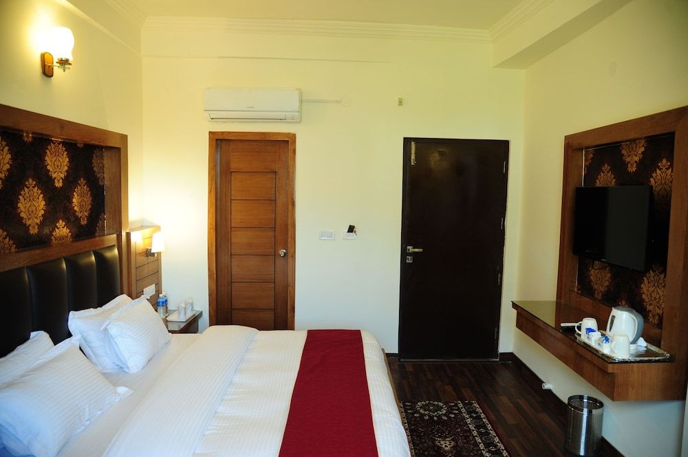 Executive Room with Helipad with Banganga Drop