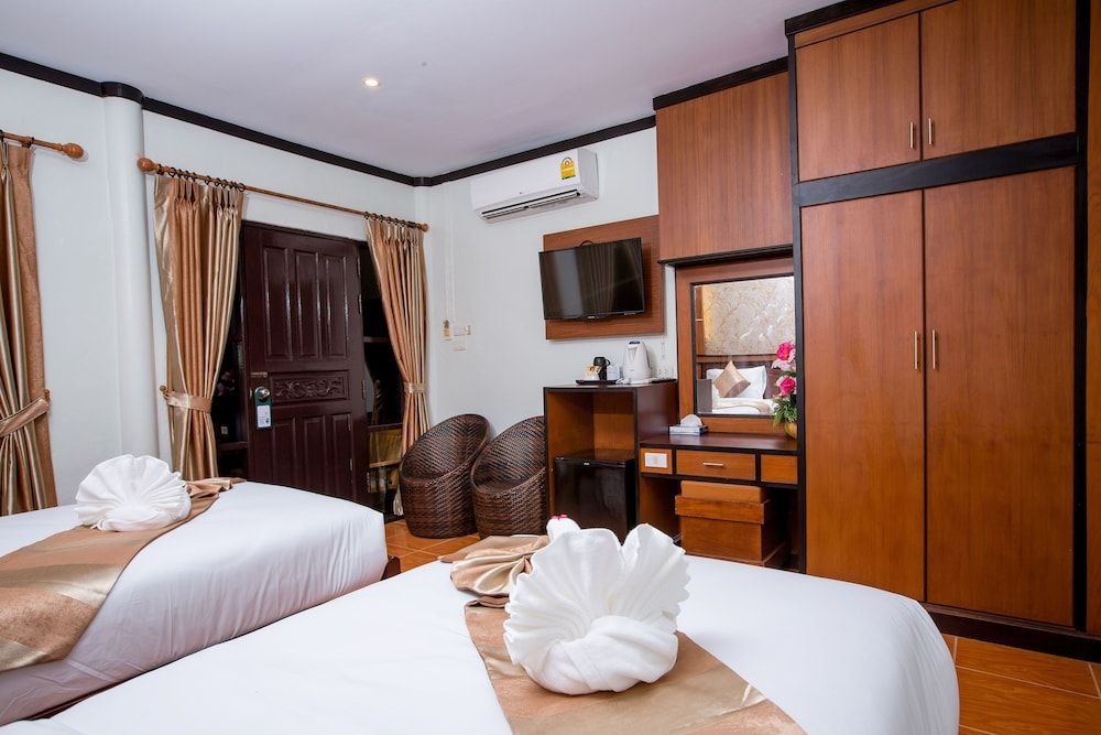 Phi Phi Andaman Beach Resort Deluxe Twin Room 9