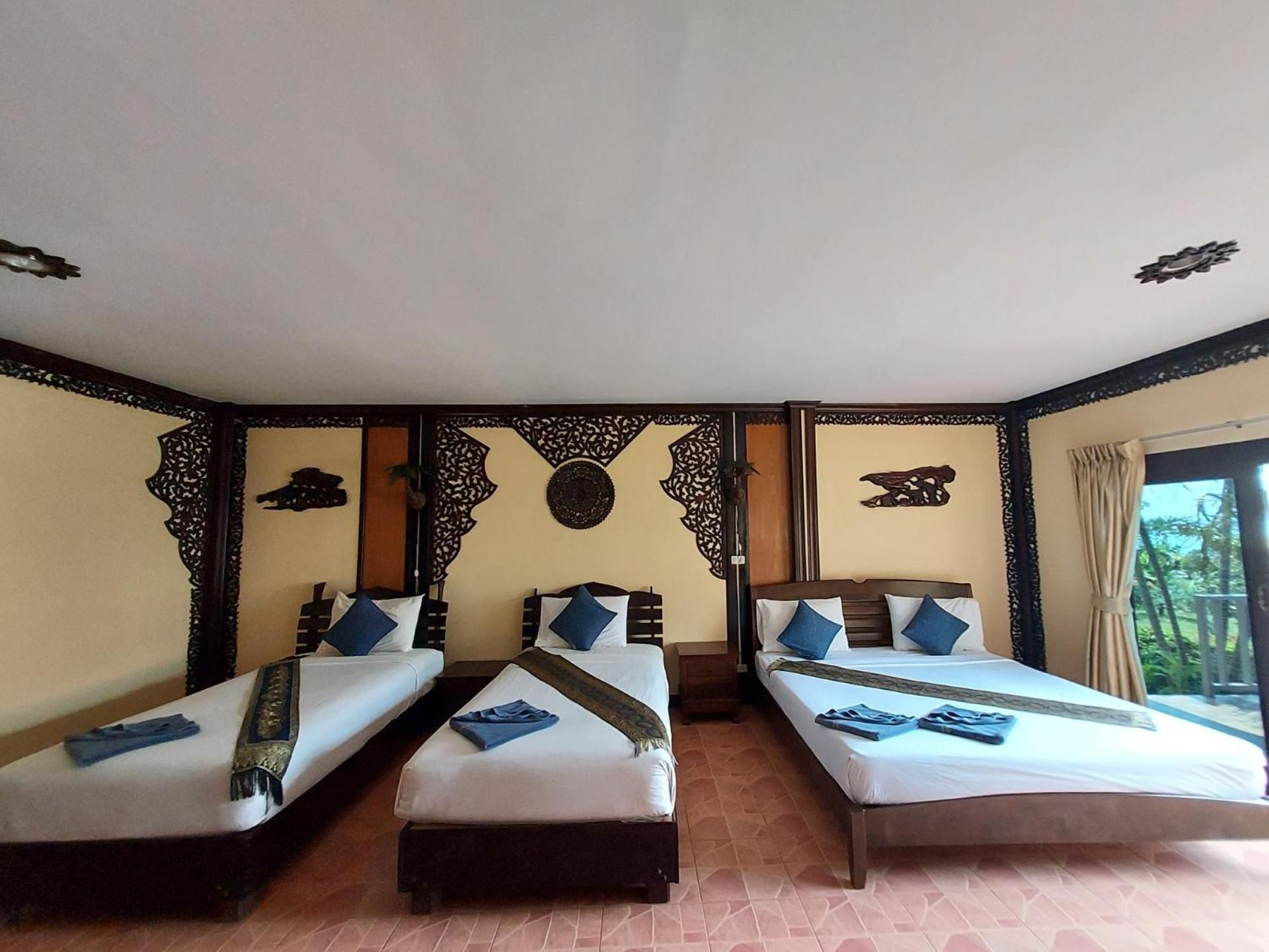 Paradise Pearl Bungalow Family Room with Side Sea View