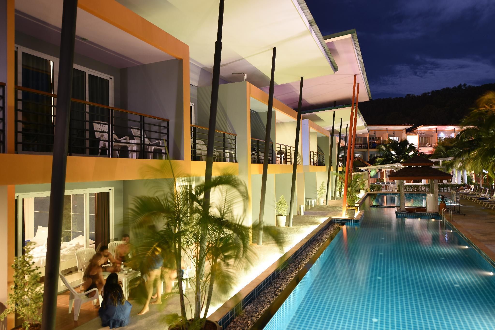 swimming pool [outdoor]