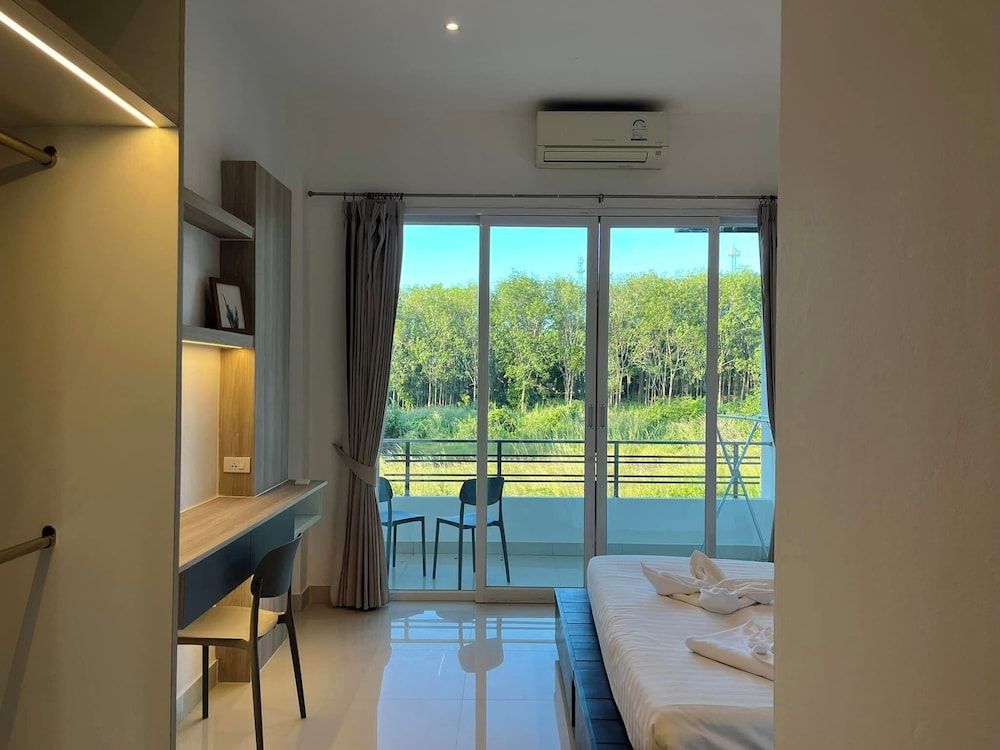 Suite, Pool Access