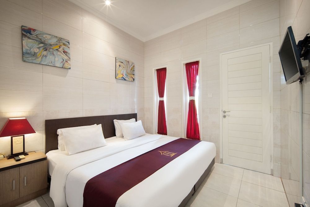 Deluxe Room, Poolside