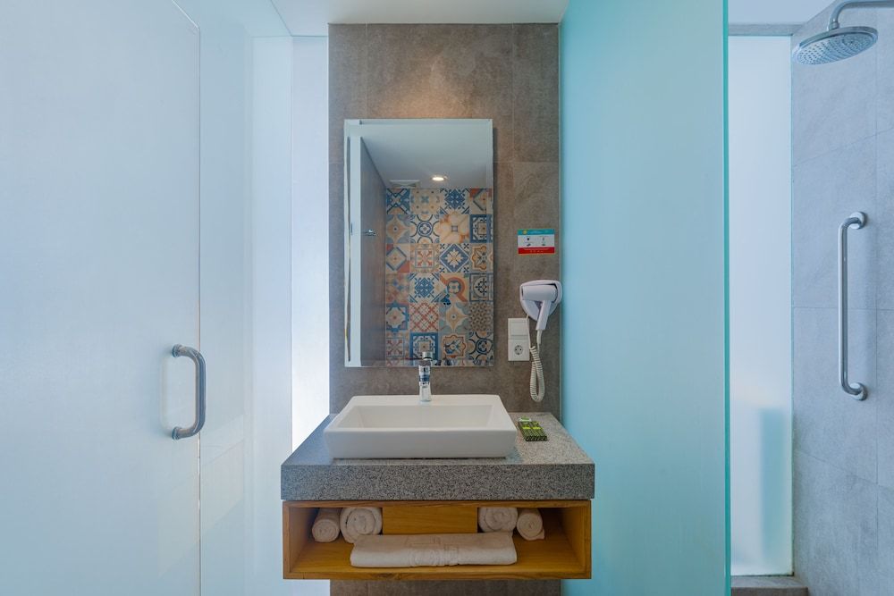 Kuta Beach Club Hotel Premium Room, 1 Queen Bed, Pool View 4