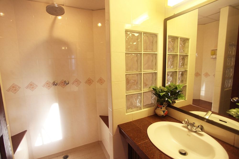 Paradise Inn Standard Room 5