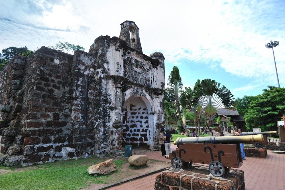 undefined Fenix Inn 4