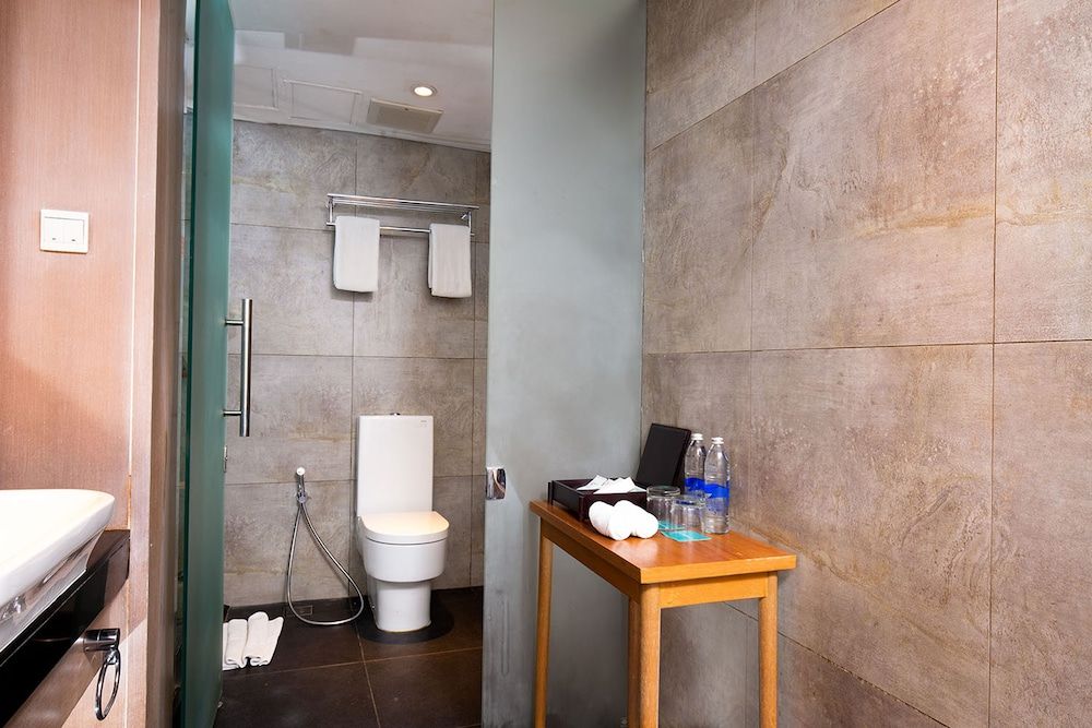 THE 1O1 Bali Fontana Seminyak Suite 8