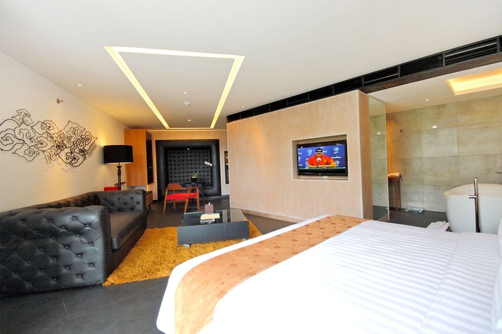 THE 1O1 Bali Fontana Seminyak Suite 6