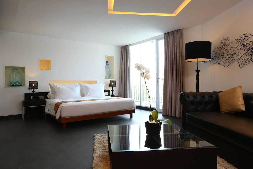 THE 1O1 Bali Fontana Seminyak Suite 2