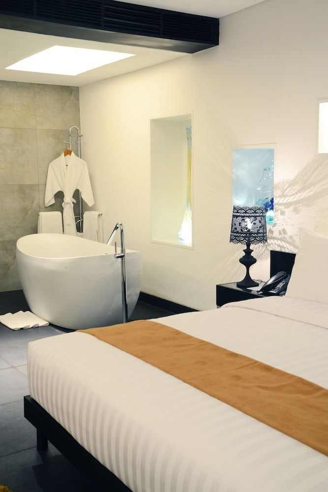 THE 1O1 Bali Fontana Seminyak Suite 5