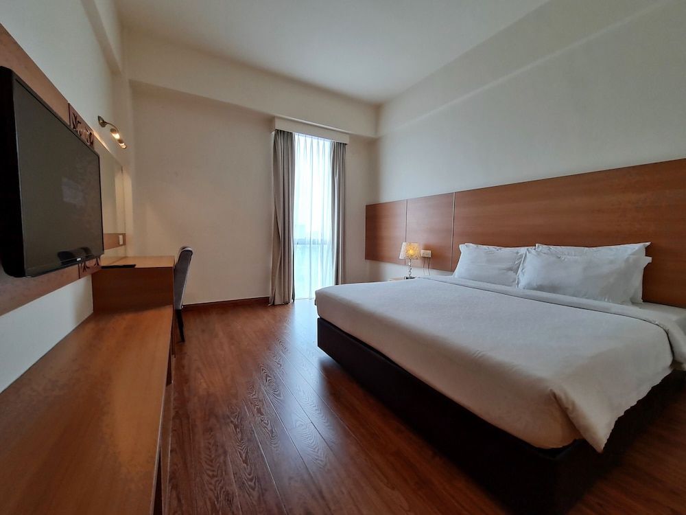 Swan Garden Hotel Superior Double Room, 1 King Bed 2