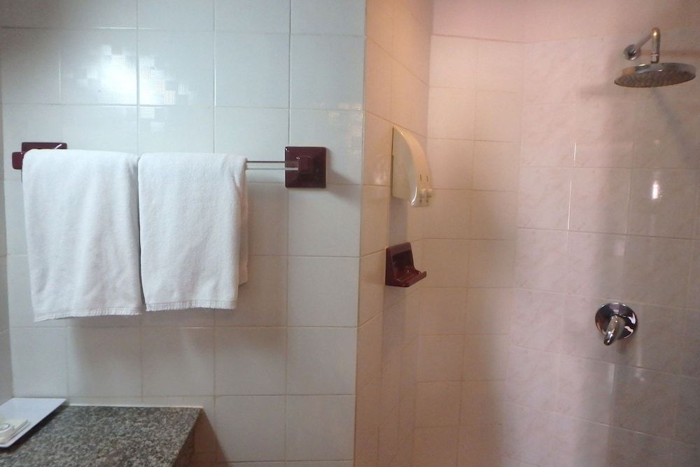 Karon Café Inn Standard Room 5