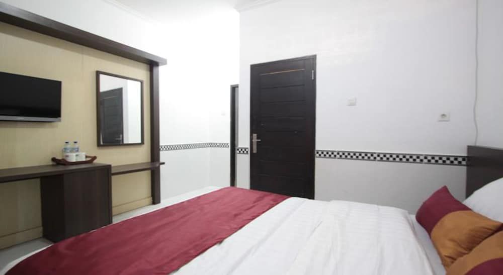 Bakung Sunset Hotel Deluxe Room 4