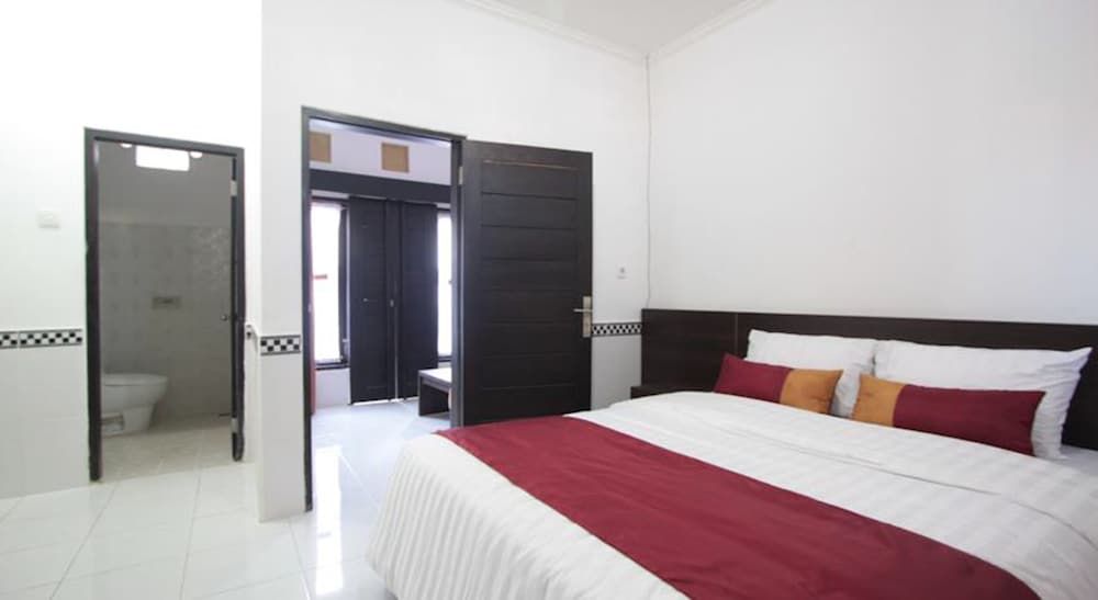 Bakung Sunset Hotel Deluxe Room 5