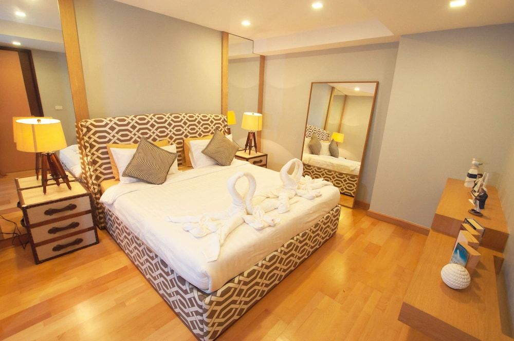 1-Bedroom Deluxe with SofaBed SeaView Partial