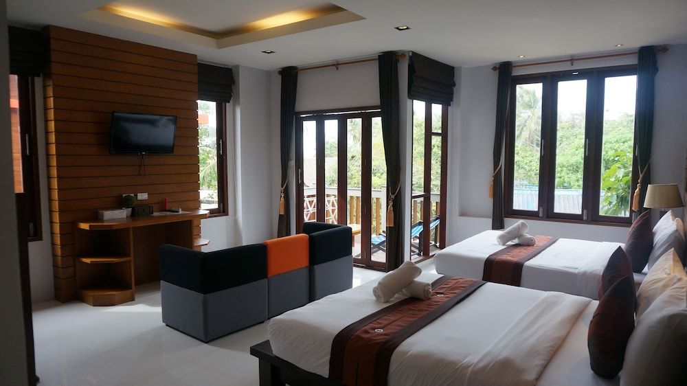 Lanta Intanin Resort Family Room (Deluxe) 2