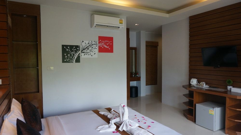 Lanta Intanin Resort Deluxe Double Room 3