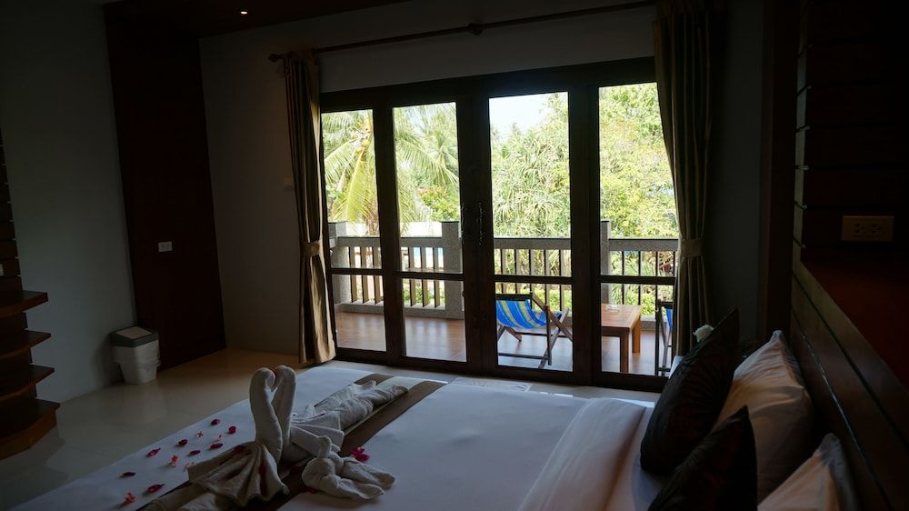 Lanta Intanin Resort Deluxe Double Room 10