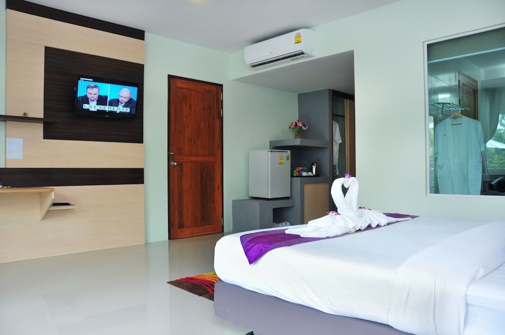 Am Surin Place Deluxe Room (Pool Side) 3