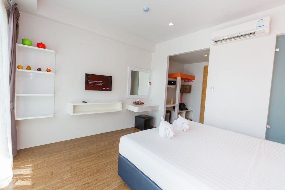 Deluxe Room, Pool View