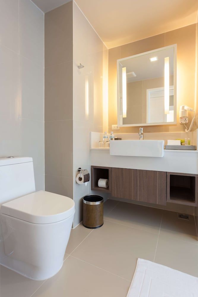 Best Western Patong Beach Superior Room, 1 Queen Bed, Balcony, City View 8