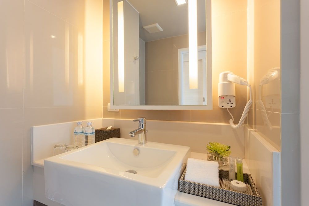 Best Western Patong Beach Superior Room, 1 Queen Bed, Balcony, City View 10