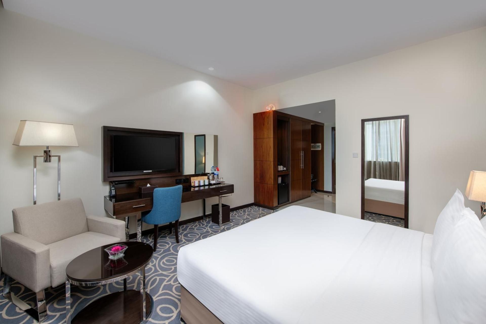 1 King Bed, Mobility/Hearing Accessible Room, Roll-In Shower, Non-Smoking