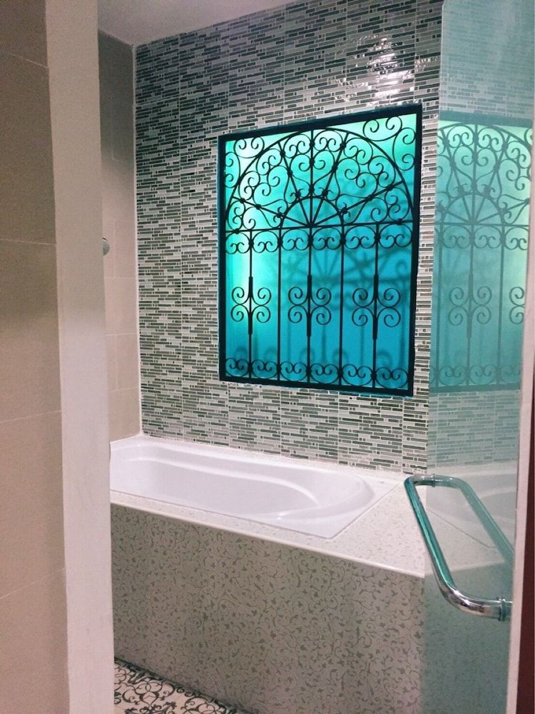 Deep soaking bathtub