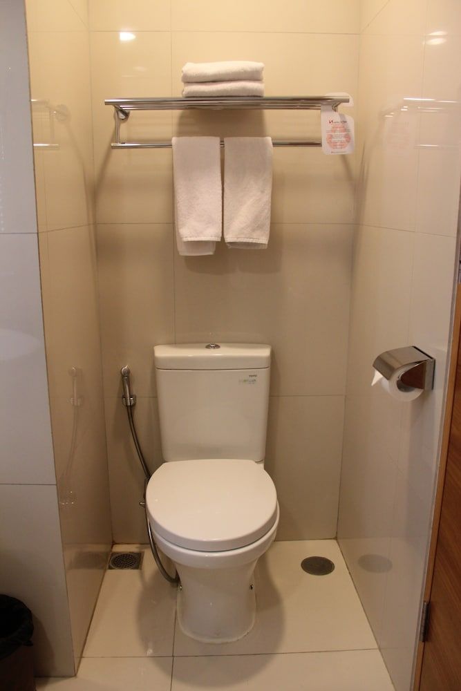 Swiss-Belinn Manyar Deluxe Twin Room 7