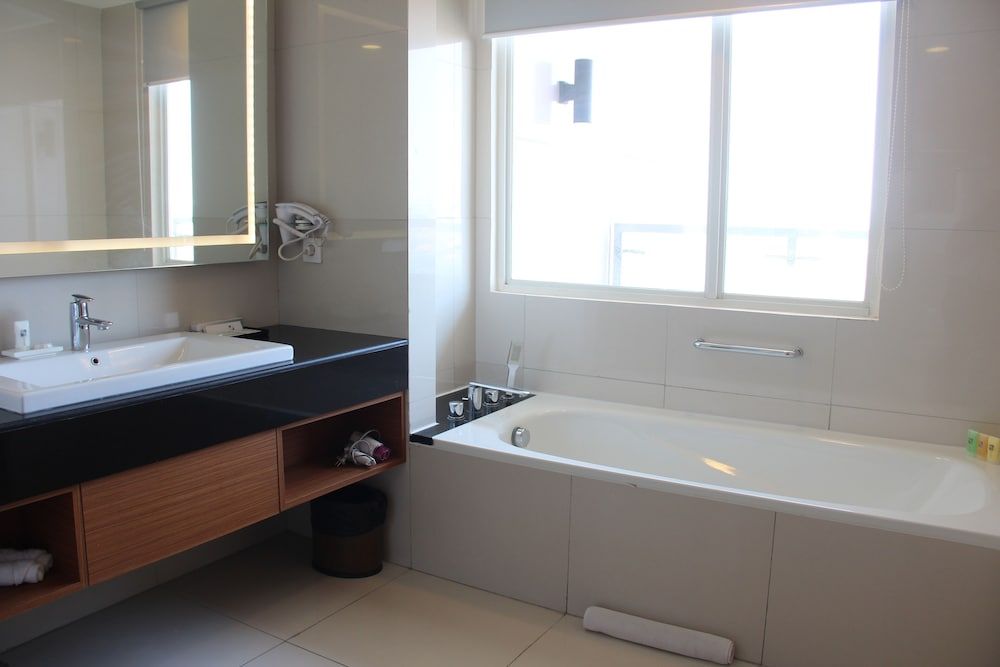 Swiss-Belinn Manyar Suite, 1 King Bed, City View 2