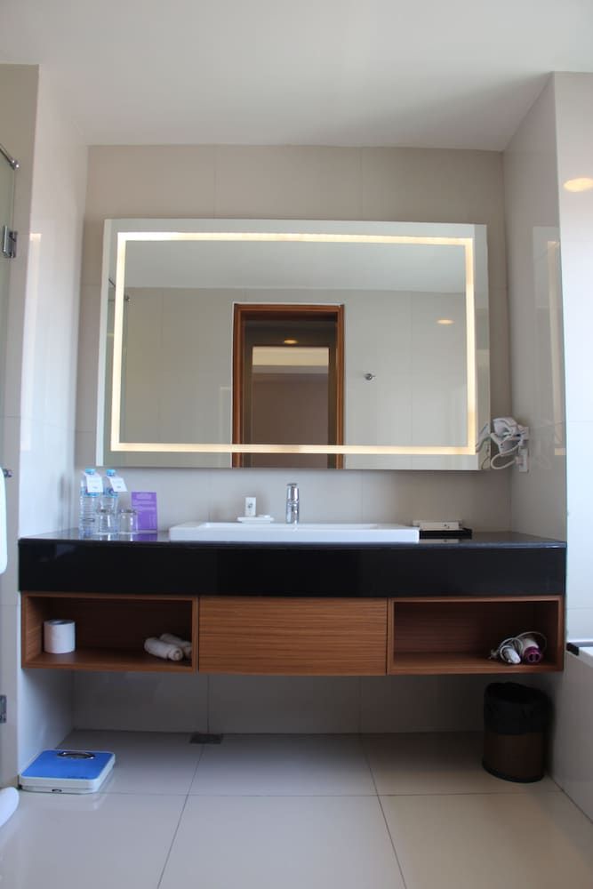 Swiss-Belinn Manyar Suite, 1 King Bed, City View 3