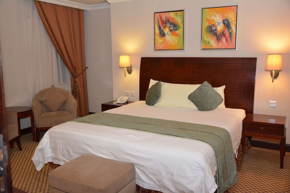 Golden Tulip Al Khobar Standard Room, 1 King Bed with Sofa bed 4