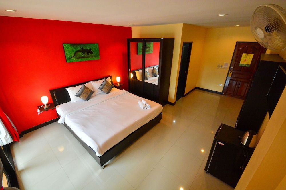 undefined Gecko Hotel