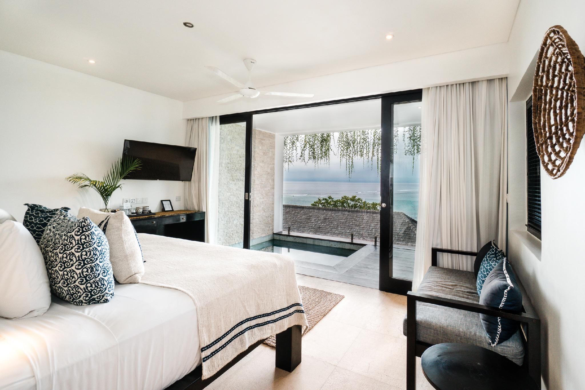 Deluxe Plunge Pool